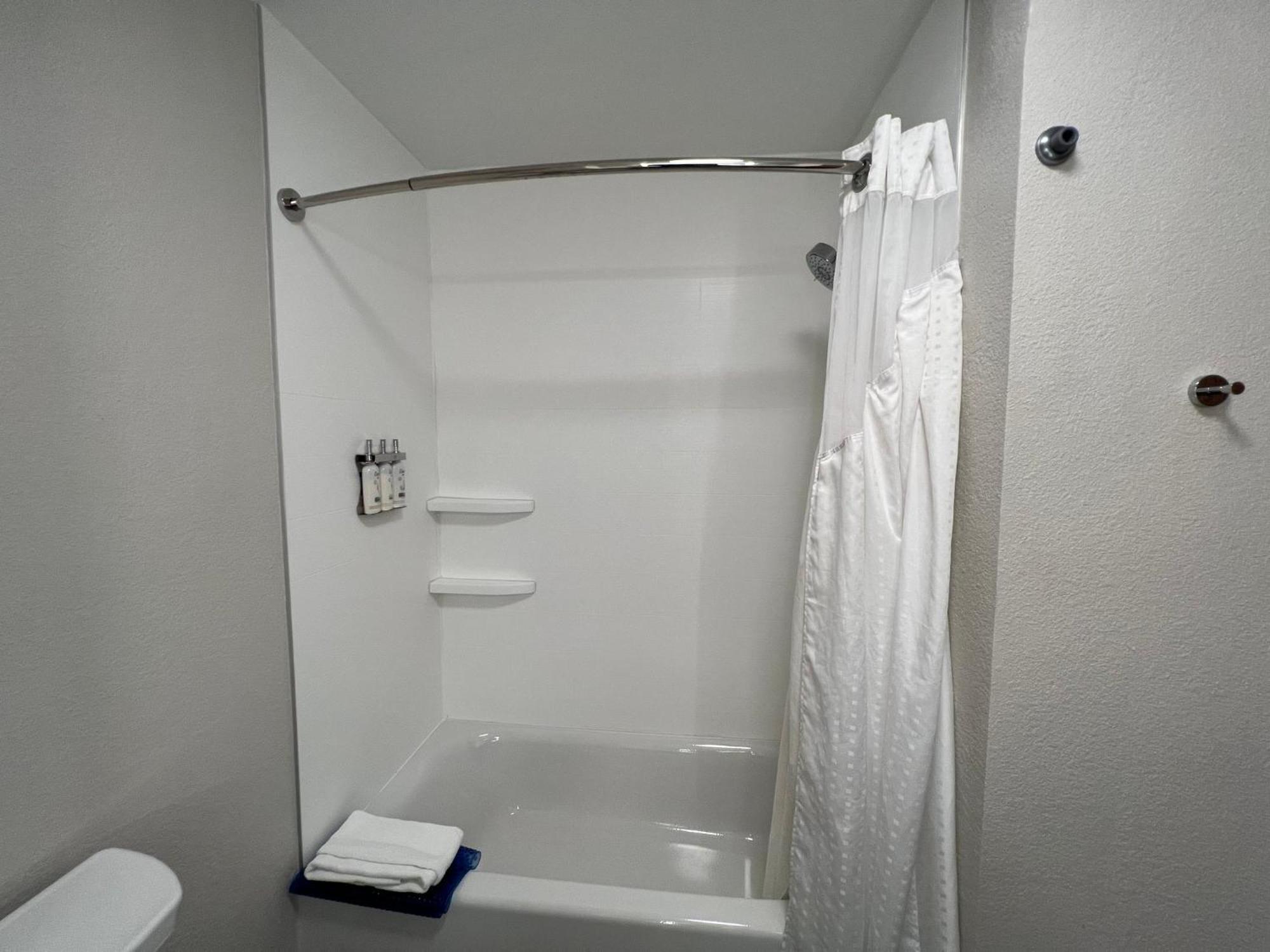 Hotel Holiday Express & By Ihg 2*
