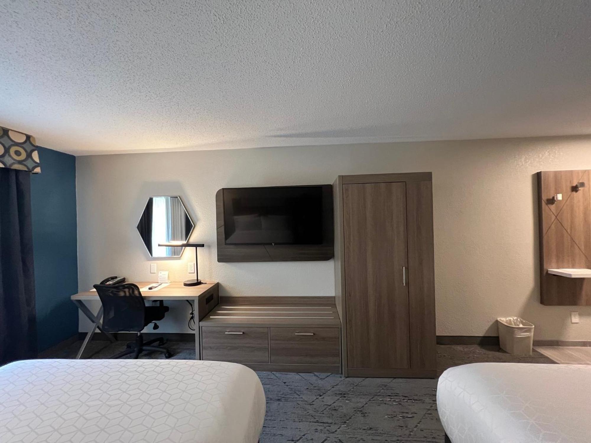 Holiday Express & By Ihg 2*